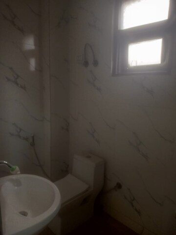 Bathroom in 2.5 BHK Builder Floor at Signature The Millennia 3, Sector 37d – for Rent