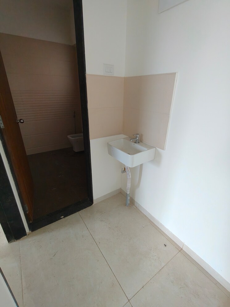 Bathroom, goel-sai-ganga 1 Bedroom 625 Sq.Ft. Apartment In Undri Pune 9436634