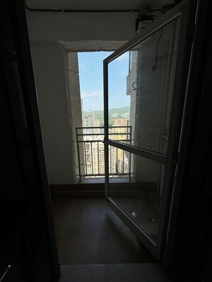 Room in 2 BHK Apartment at JP Decks, Goregaon East – for Rent