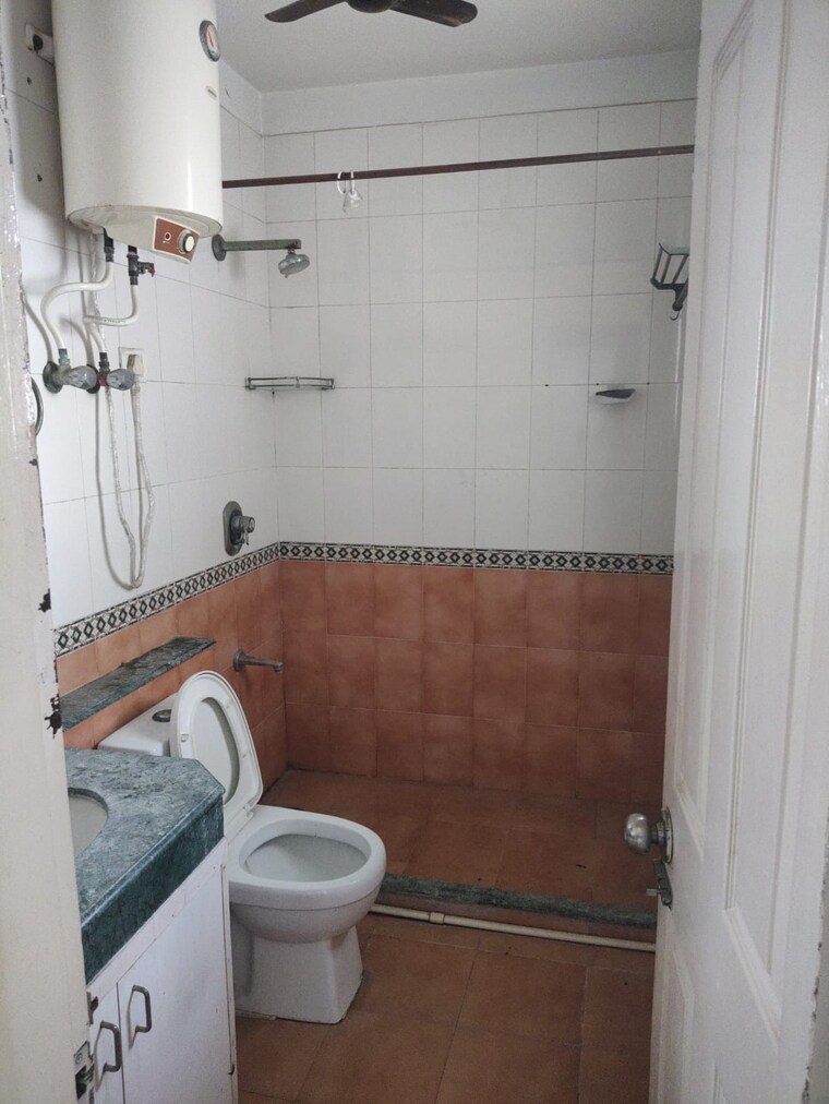 Bathroom, eros-cliffton-apartments 3 Bedroom 1330 Sq.Ft. Apartment In Charmwood Village Faridabad 9436712