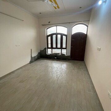 Room in 6 BHK Independent House at Sector 21b – for Rent