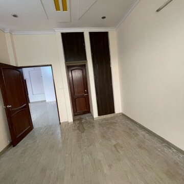 Room in 6 BHK Independent House at Sector 21b – for Rent