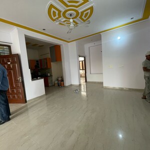 Room in 6 BHK Independent House at Sector 21b – for Rent