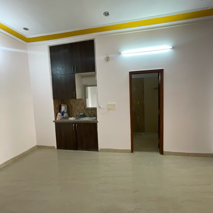 Room, sector 21a 5 Bedroom 500 Sq.Yd. Independent House In Sector 21a Faridabad 9436775