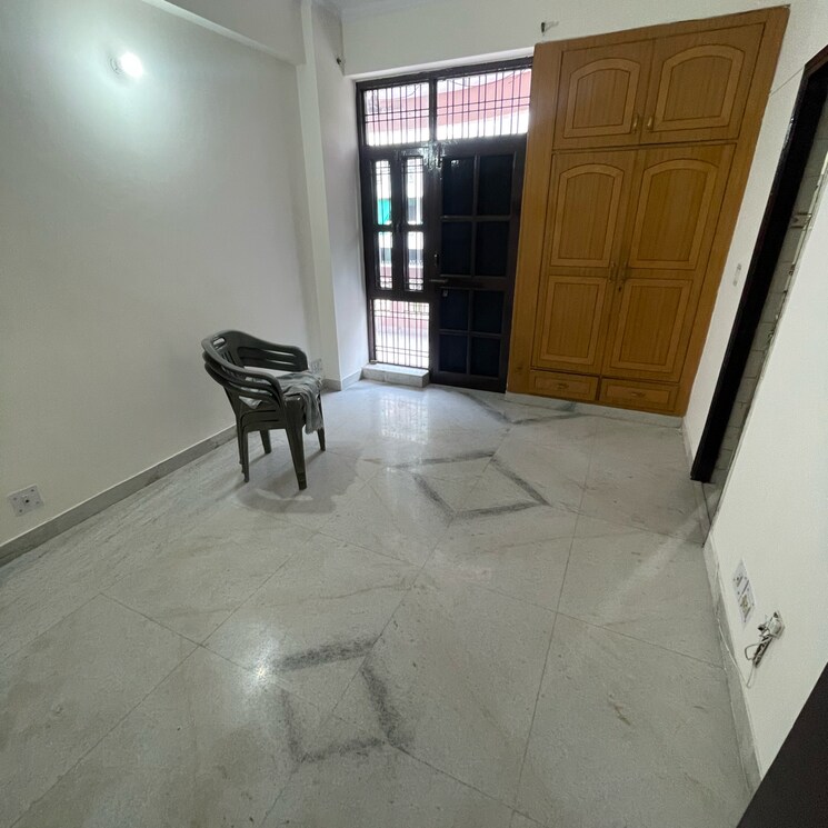 Room, sector 21a 5 Bedroom 500 Sq.Yd. Independent House In Sector 21a Faridabad 9436775