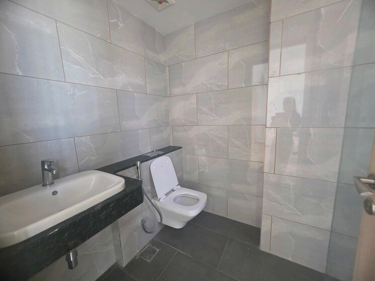 Bathroom, rustomjee-crown 4 Bedroom 2450 Sq.Ft. Apartment In Prabhadevi Mumbai 9436790