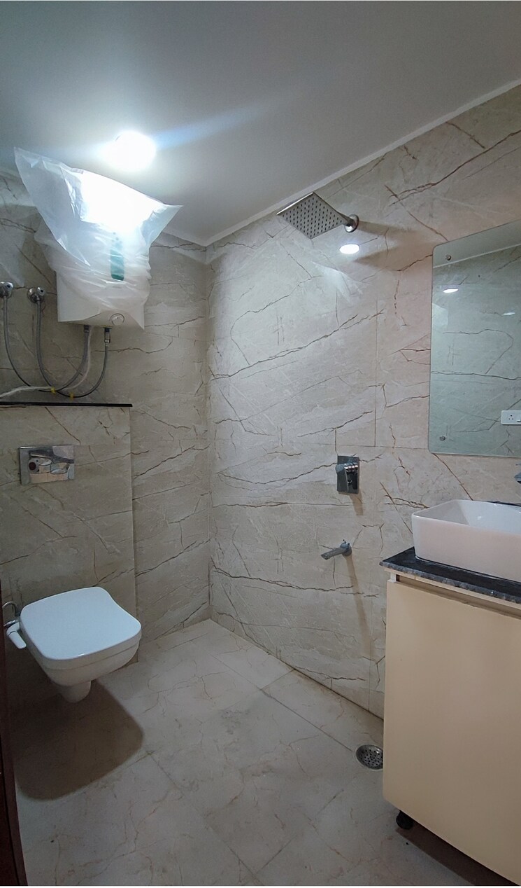 Bathroom, chattarpur 4 Bedroom 2000 Sq.Ft. Builder Floor In Chattarpur Delhi 9436868