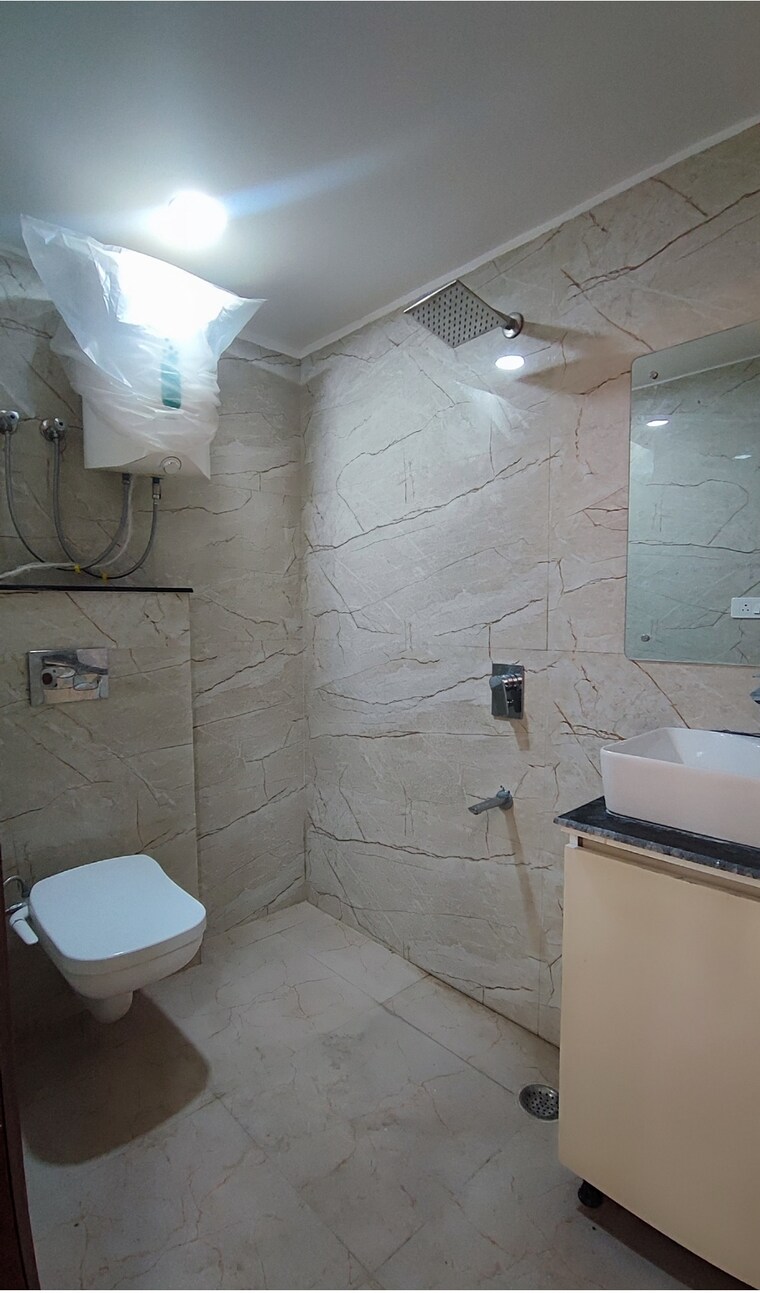Bathroom, chattarpur 4 Bedroom 2000 Sq.Ft. Builder Floor In Chattarpur Delhi 9436868
