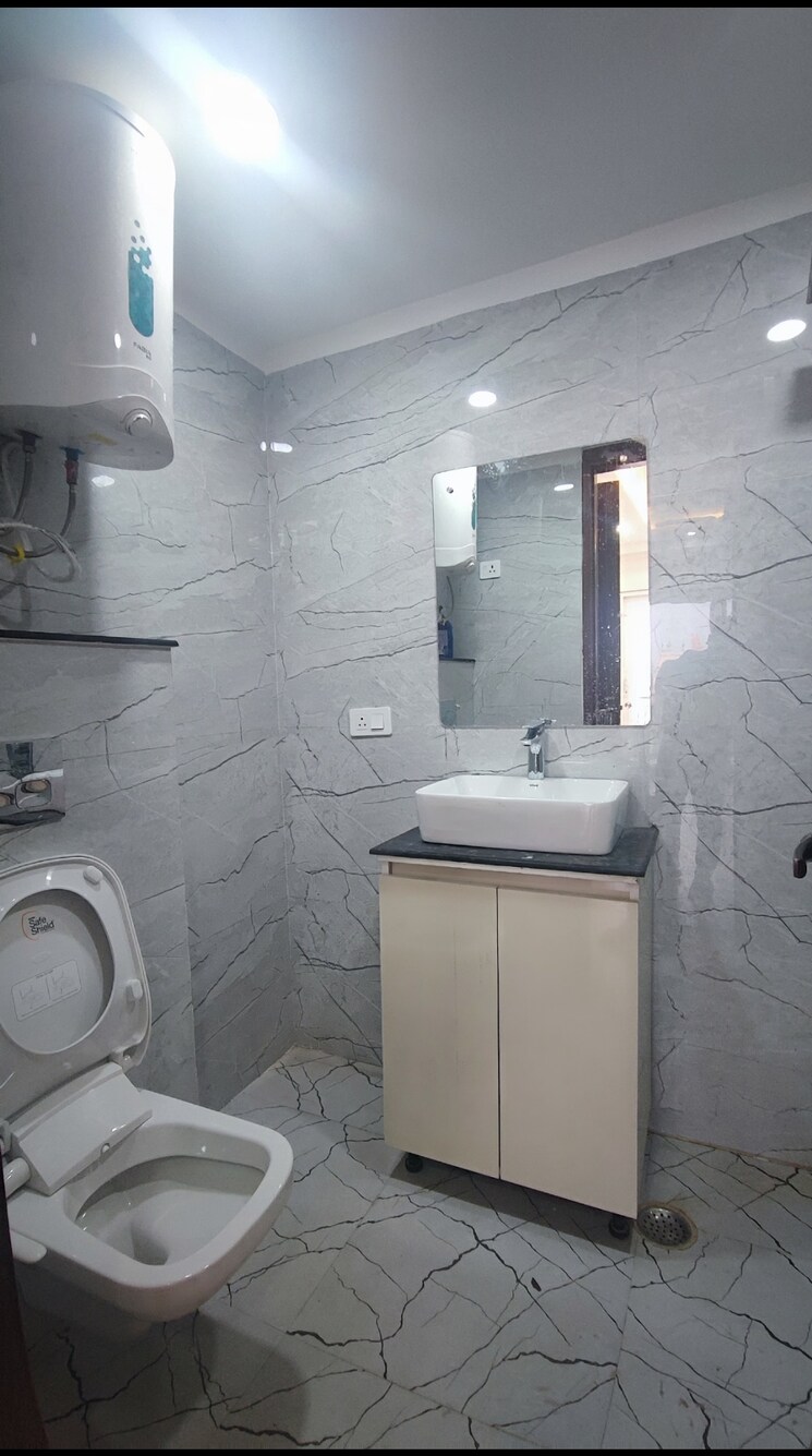 Bathroom, chattarpur 4 Bedroom 2000 Sq.Ft. Builder Floor In Chattarpur Delhi 9436868