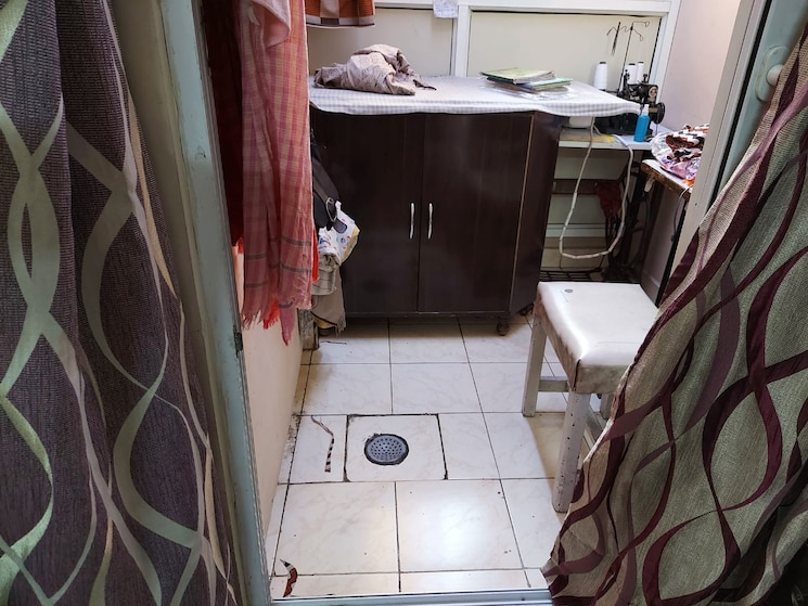 Bathroom, landcraft-golflinks-plaza 3 Bedroom 1600 Sq.Ft. Apartment In Pandav Nagar Ghaziabad 9436861