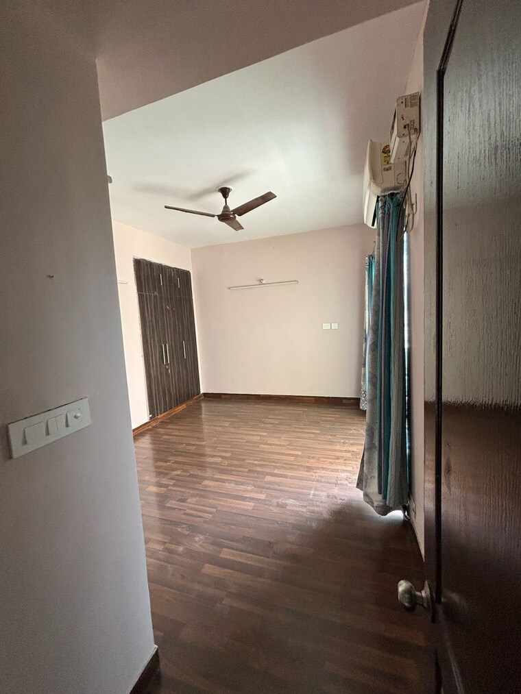 Room, ml-73-avenue 2 Bedroom 1055 Sq.Ft. Apartment In Sector 73 Noida 9437144