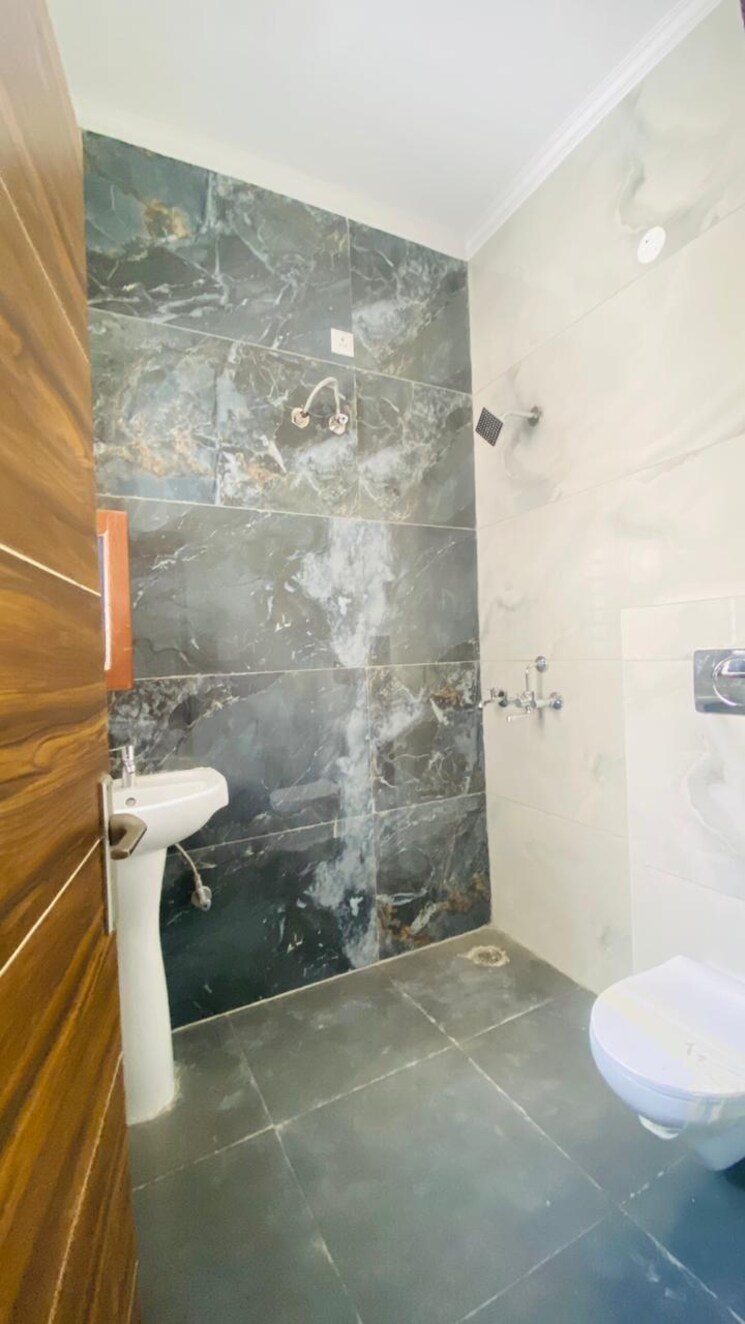 Bathroom, kharar mohali road 2 Bedroom 990 Sq.Ft. Apartment In Kharar Mohali Road Kharar 9437352