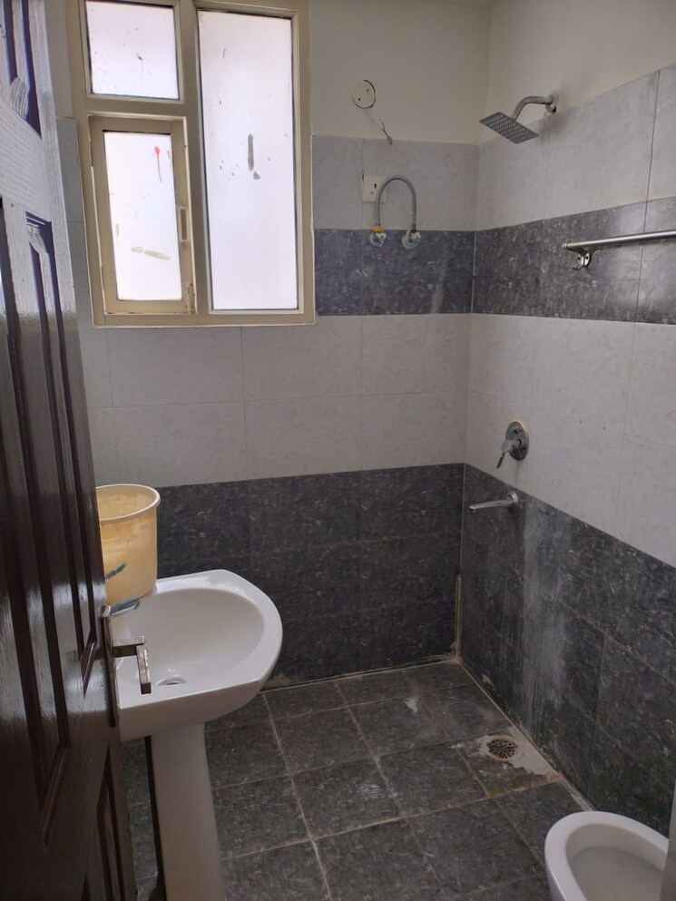 Bathroom, prem-satyam-swastik-apartment 3 Bedroom 1550 Sq.Ft. Builder Floor In Patiala Road Zirakpur 9437376