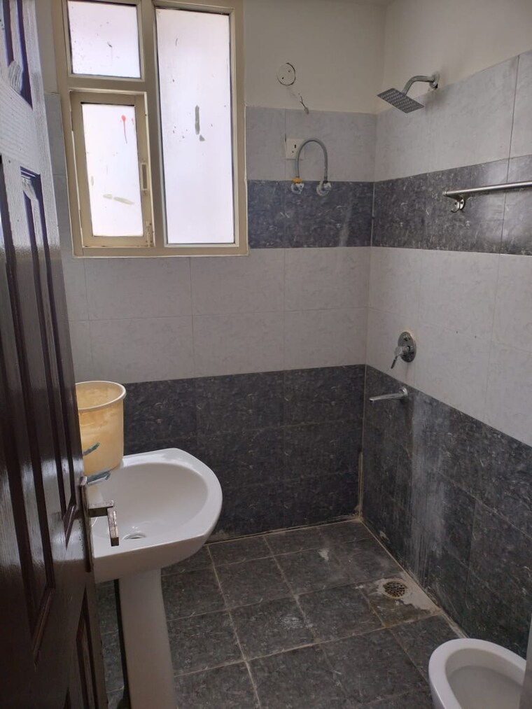 Bathroom, prem-satyam-swastik-apartment 3 Bedroom 1550 Sq.Ft. Builder Floor In Patiala Road Zirakpur 9437376