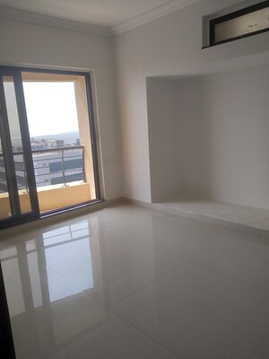 Furnished Amenities in 2 BHK Apartment at K Raheja Interface Heights, Malad West – for Rent