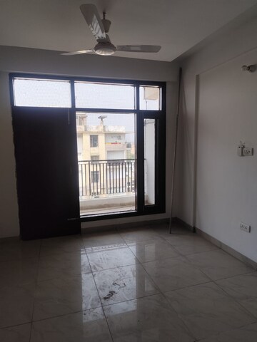 Room in 2 BHK Apartment at MD Leafstone Apartments, Patiala Road – for Rent