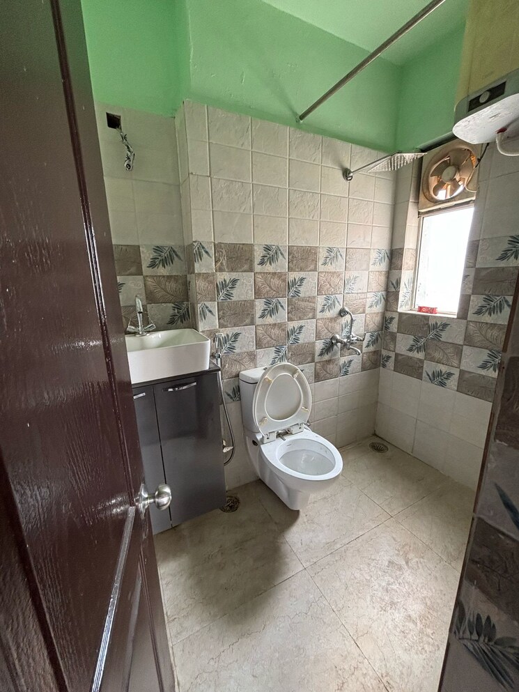 Bathroom, mahagun-mywoods 3 Bedroom 1520 Sq.Ft. Apartment In Sector 16c Greater Noida Greater Noida 9437473