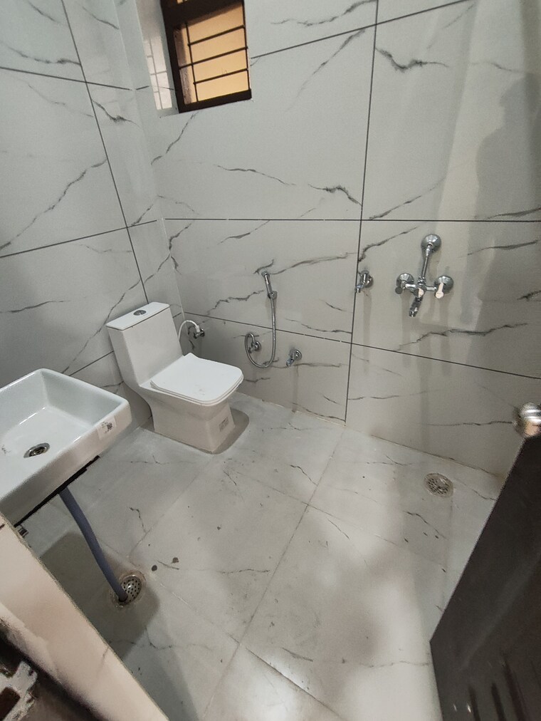 Bathroom, fazullaganj 3 Bedroom 1000 Sq.Ft. Independent House In Fazullaganj Lucknow 9437611