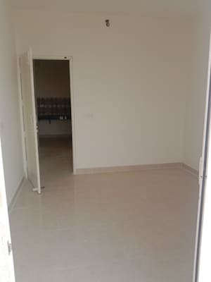 Room in 2 BHK Apartment at Signature Global Prime, Sector 63a – for Rent