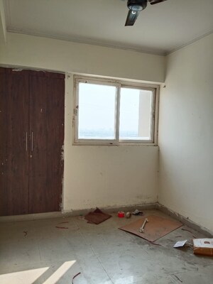 Room in 3 BHK Apartment at Sector 28 – for Rent