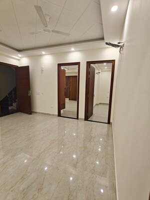 Room in 3 BHK Apartment at Sector 28 – for Rent
