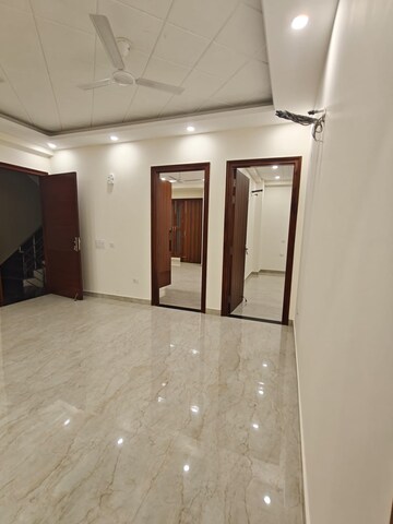 Room in 3 BHK Apartment at Sector 28 – for Rent