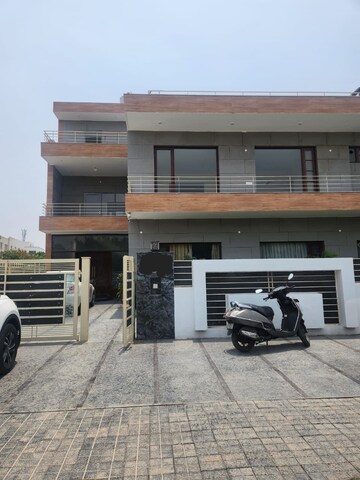 4 BHK Independent House For Sale in Sector 105