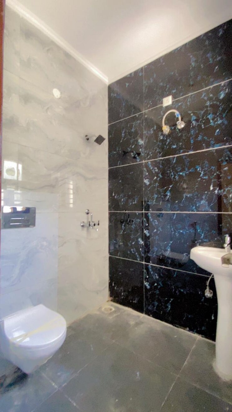 Bathroom, kharar mohali road 3 Bedroom 122 Sq.Ft. Apartment In Kharar Mohali Road Kharar 9438418