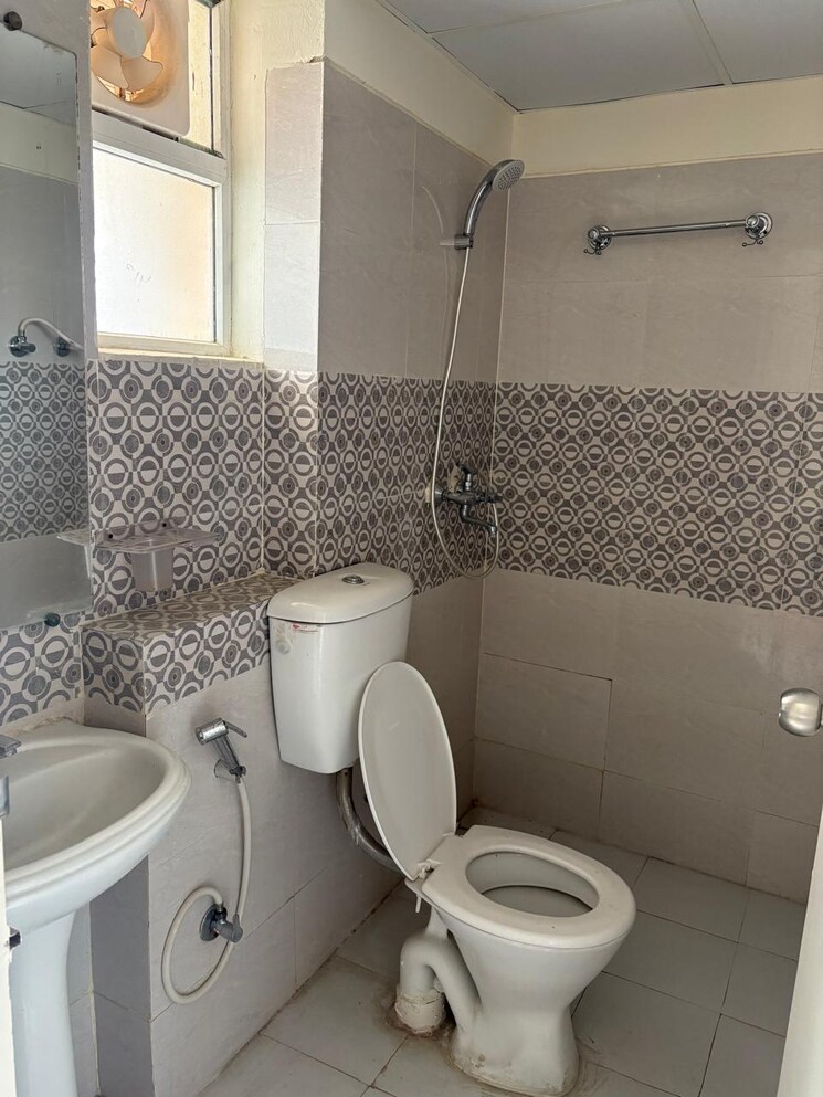 Bathroom, gaur-city-5th-avenue 2 Bedroom 1050 Sq.Ft. Apartment In Sector 4 Greater Noida Greater Noida 9438423