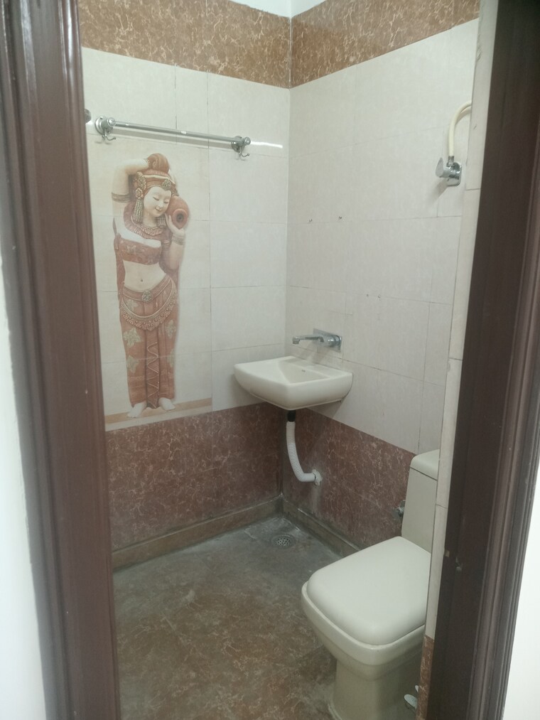 Bathroom, silverglades-the-ivy 4 Bedroom 3950 Sq.Ft. Builder Floor In Sector 28 Gurgaon 9438373