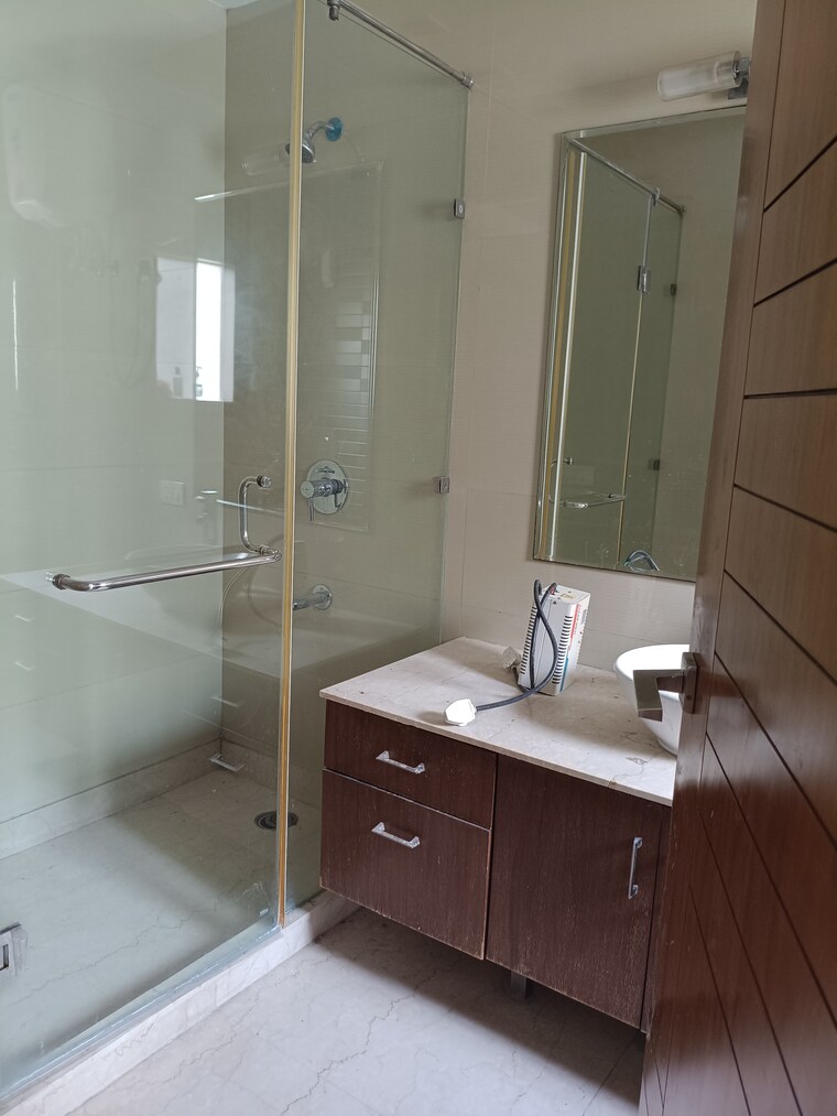 Bathroom, new friends colony 4 Bedroom 501 Sq.Yd. Builder Floor In New Friends Colony Delhi 9438544