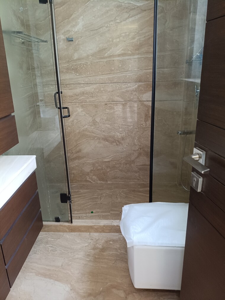 Bathroom, new friends colony 4 Bedroom 501 Sq.Yd. Builder Floor In New Friends Colony Delhi 9438544