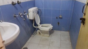 Bathroom in 1 BHK Builder Floor at Vaishali Sector 5 – for Rent