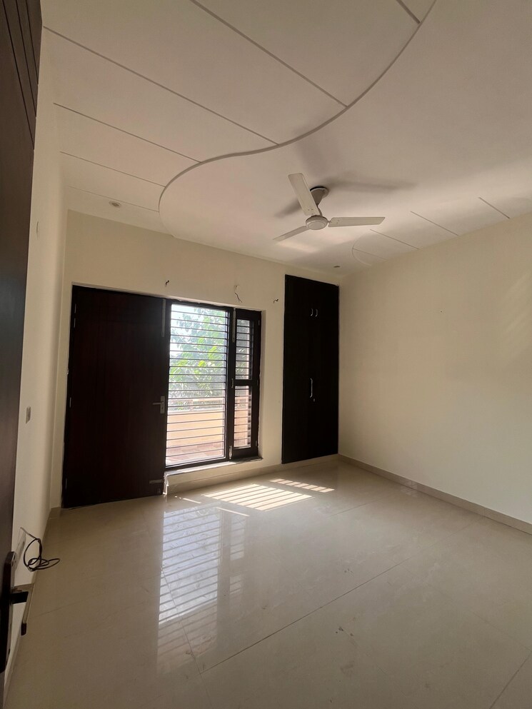 Room, parklands 3 Bedroom 254 Sq.Yd. Builder Floor In Sector 85 Faridabad 9438621