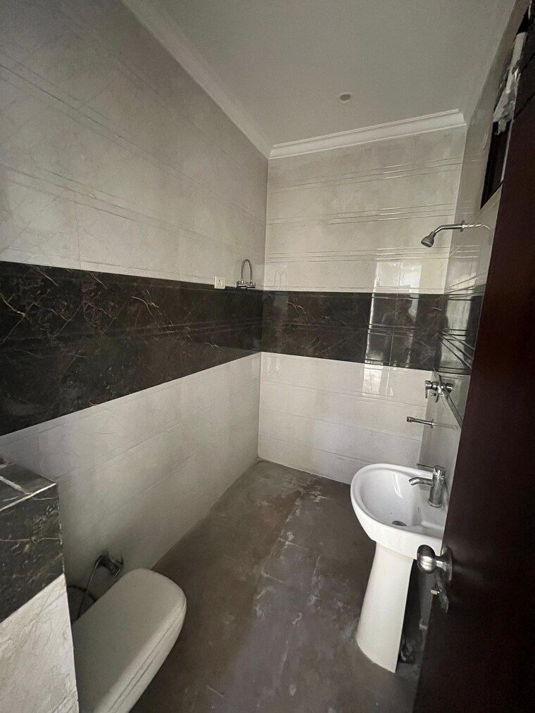 Bathroom, parklands 3 Bedroom 254 Sq.Yd. Builder Floor In Sector 85 Faridabad 9438621