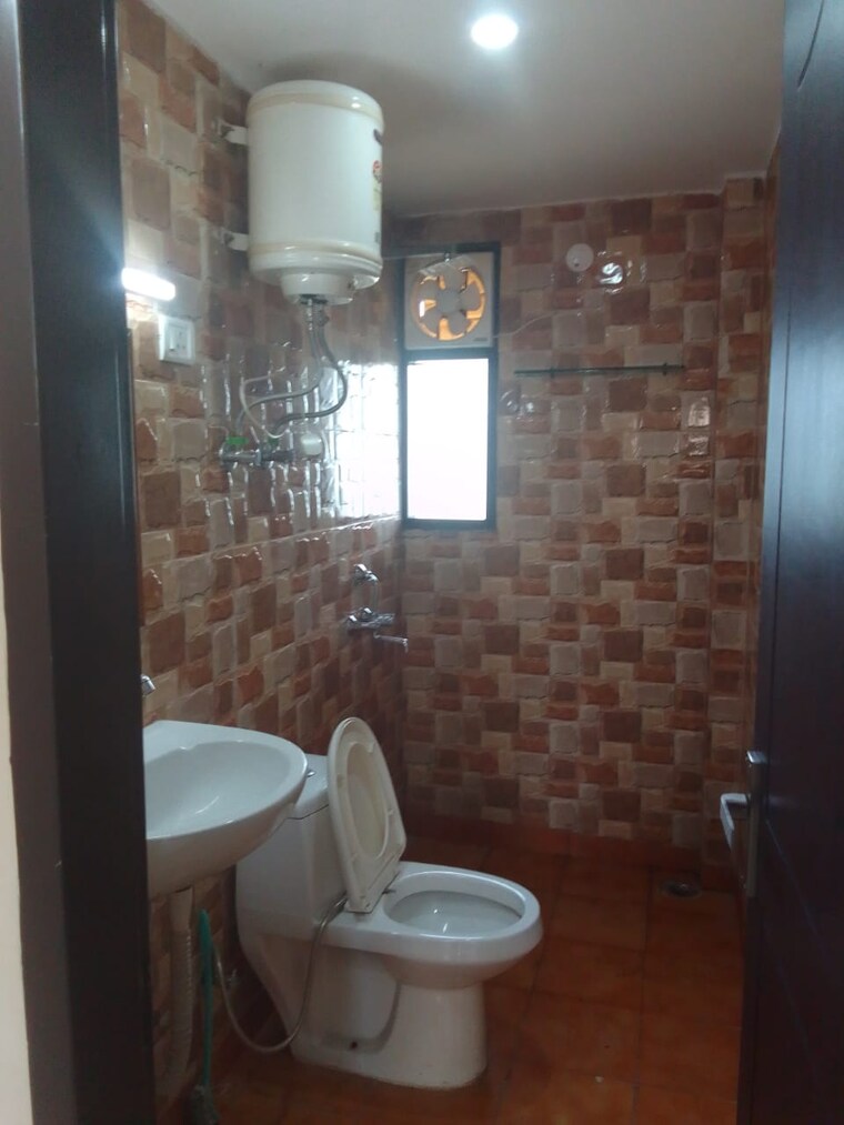 Bathroom, rwa-residential-society 1 Bedroom 180 Sq.Yd. Builder Floor In Sector 40 Gurgaon 9438610