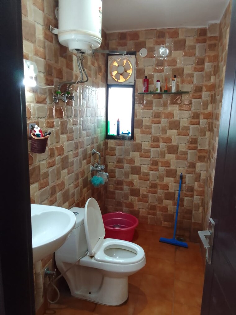 Bathroom, rwa-residential-society 1 Bedroom 180 Sq.Yd. Builder Floor In Sector 40 Gurgaon 9438610