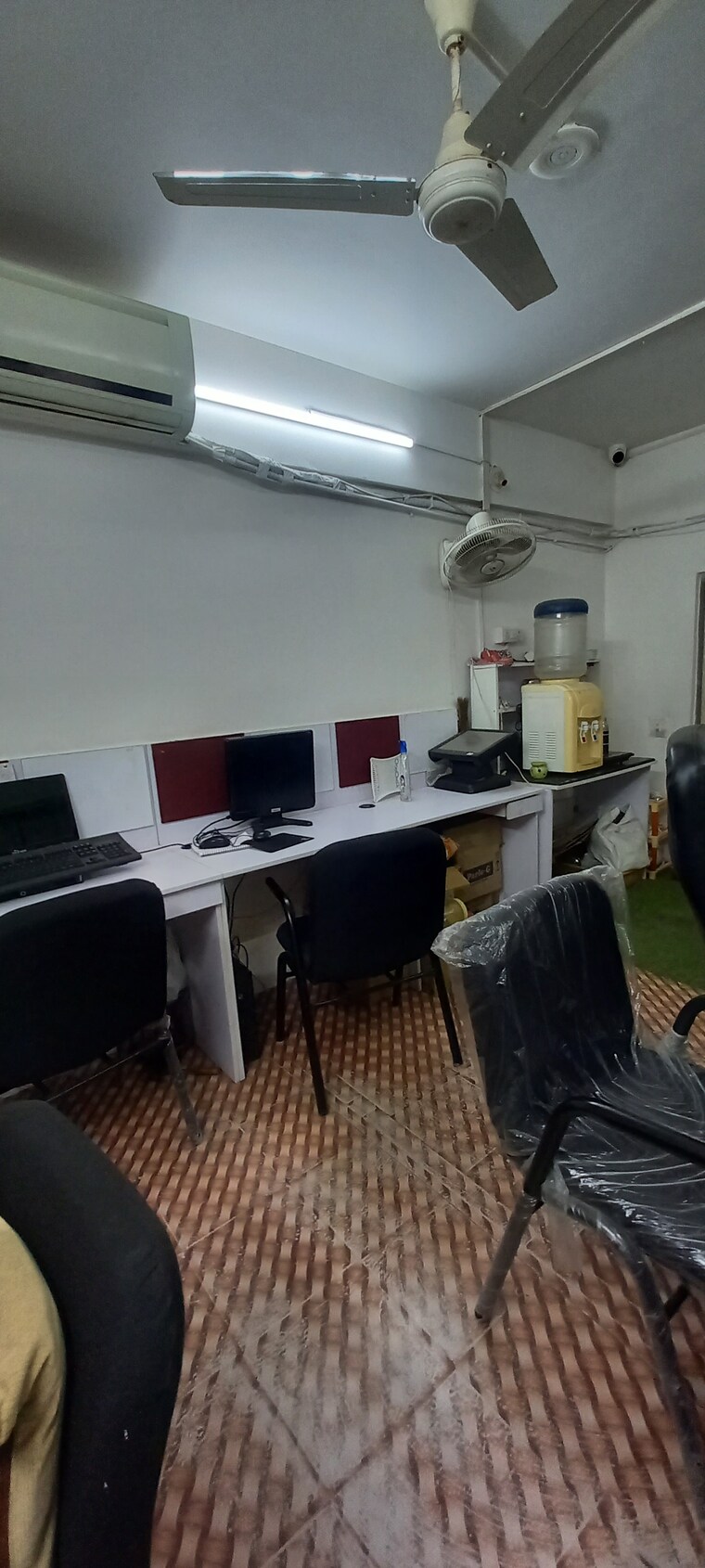 Team Area, ashram road Commercial Office Space 500 Sq.Ft. In Ashram Road Ahmedabad 9438990