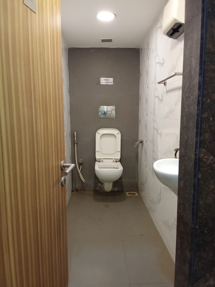 Bathroom, maplle-morya-classic Commercial Office Space 1400 Sq.Ft. In Andheri West Mumbai 9439148