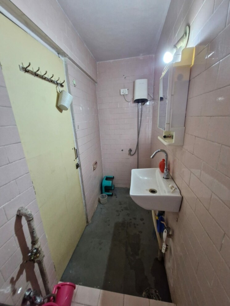 Bathroom, dhankawadi 1 RK 200 Sq.Ft. Apartment In Dhankawadi Pune 9439472