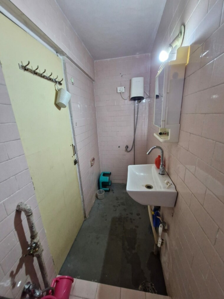 Bathroom, dhankawadi 1 RK 200 Sq.Ft. Apartment In Dhankawadi Pune 9439472