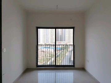 Room in 3 BHK Apartment at Sunteck Maxxworld, Tivri – for Rent