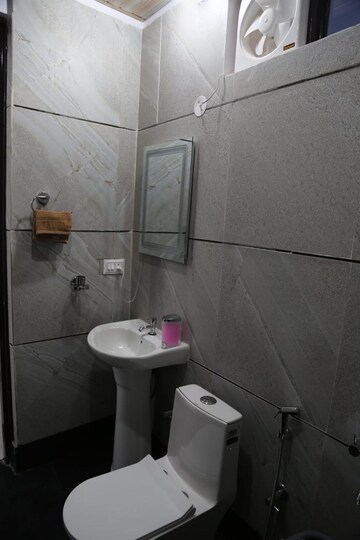 Bathroom in 2 BHK Builder Floor at Misty Hillocks, Salan Gaon – for Rent