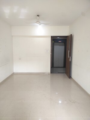 Room in 2 BHK Apartment at Lokhandwala Octacrest, Kandivali East – for Rent