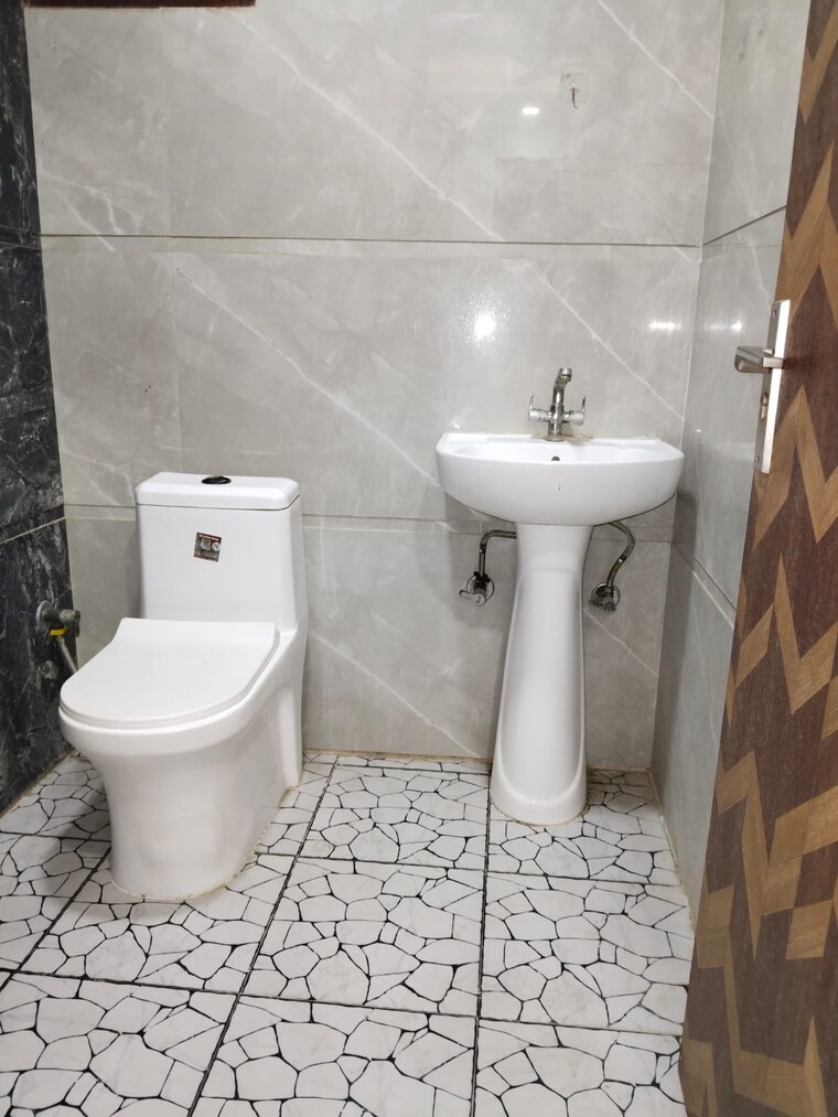 Bathroom, east of kailash 2 Bedroom 125 Sq.Ft. Builder Floor In East Of Kailash Delhi 9440056