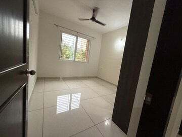 Room in 2 BHK Apartment at Prestige Lakeside Habitat, Varthur – for Rent