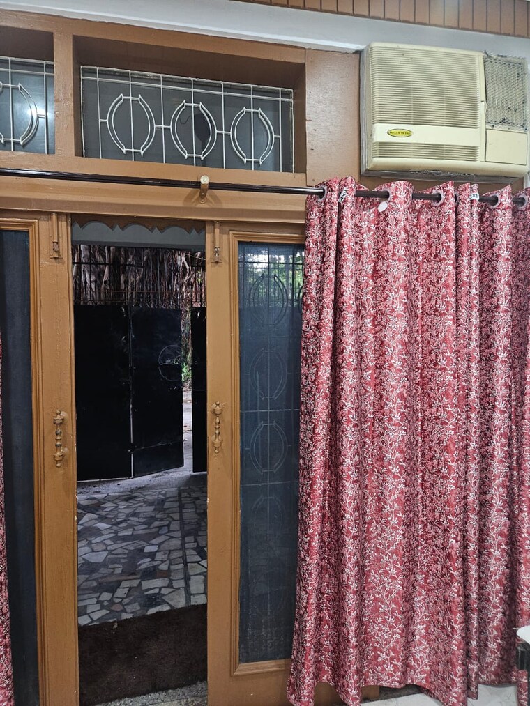 Bedroom, east of kailash 2 Bedroom 160 Sq.Yd. Builder Floor In East Of Kailash Delhi 9440243