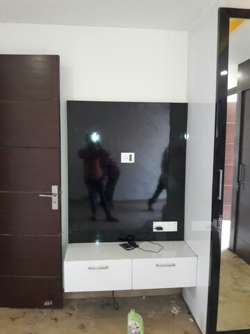 Furnished Amenities in 3 BHK Builder Floor at East Of Kailash – for Rent