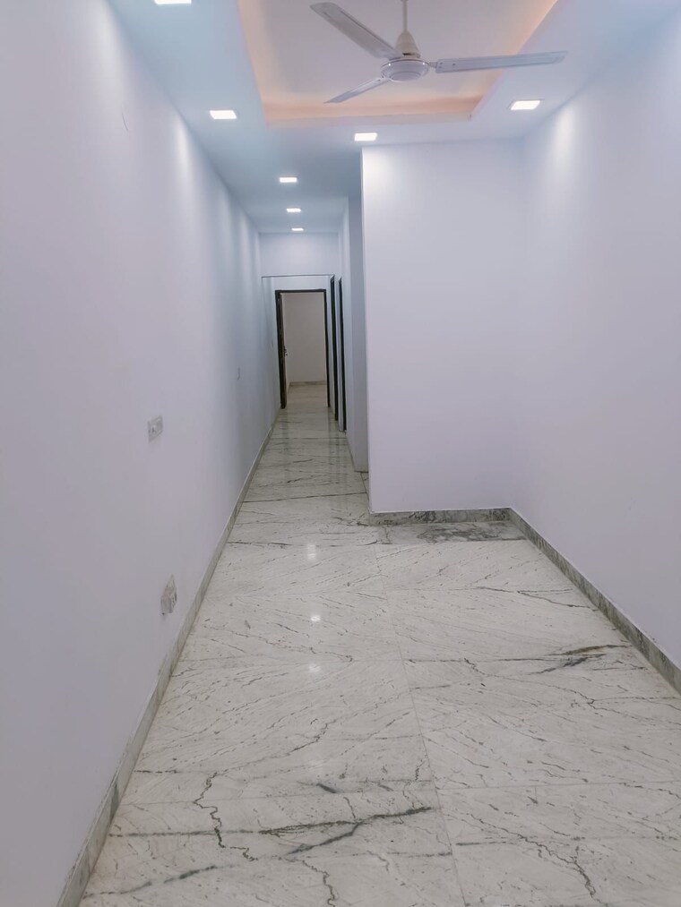 Room, east of kailash 3 Bedroom 1200 Sq.Ft. Builder Floor In East Of Kailash Delhi 9440682