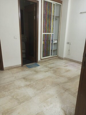 Room in 3 BHK Builder Floor at RWA Chittaranjan Park Block R, Chittaranjan Park – for Rent